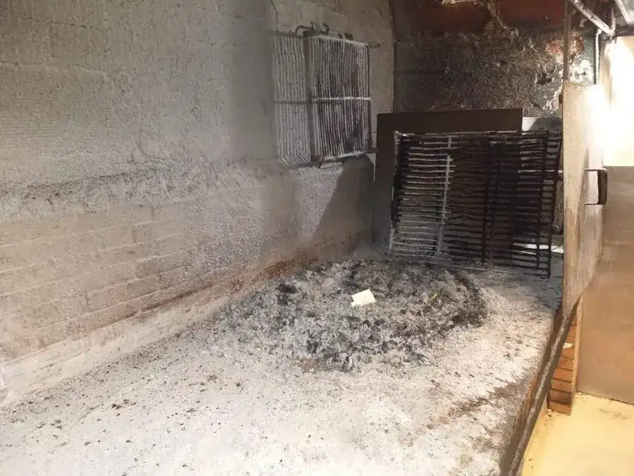 Conducto de chimenea de leña durante un trabajo de deshollinado
