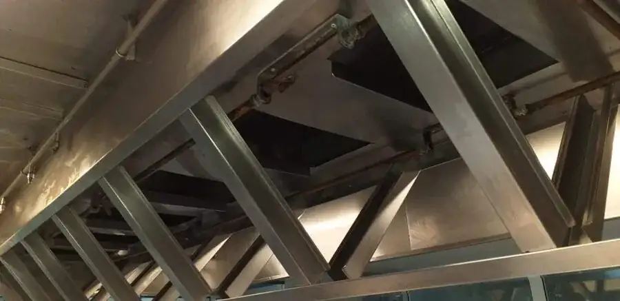 Interior y estructura metálica de una campana extractora profesional