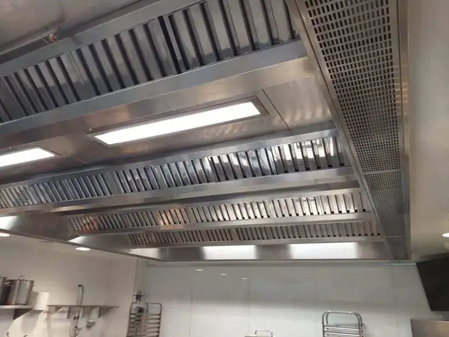 Campana extractora de acero inoxidable en una cocina profesional