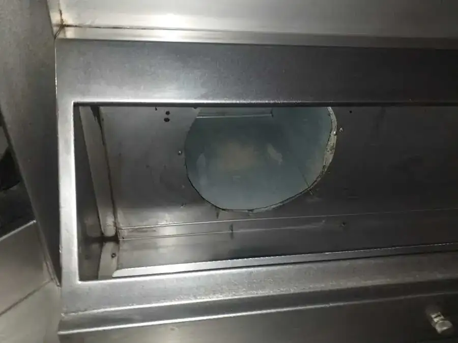 Acceso abierto a un conducto de extracción para su limpieza interior
