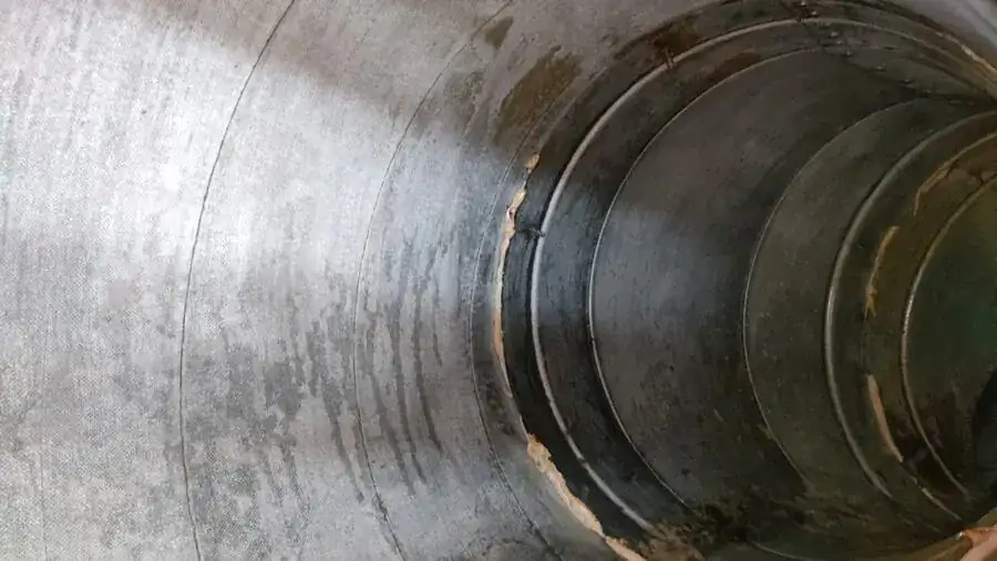 Superficie interior de un conducto de extracción durante su limpieza