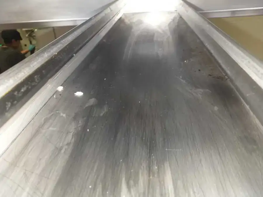 Superficie interior de una campana extractora tras el desengrase profesional
