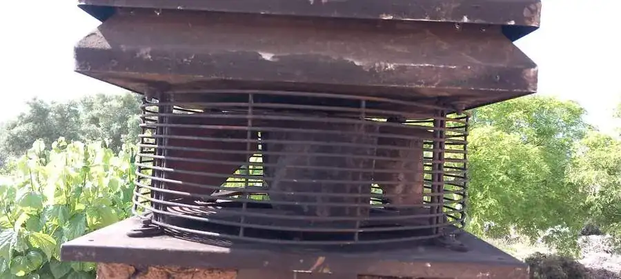 Extractor de humos instalado en la cubierta de un edificio