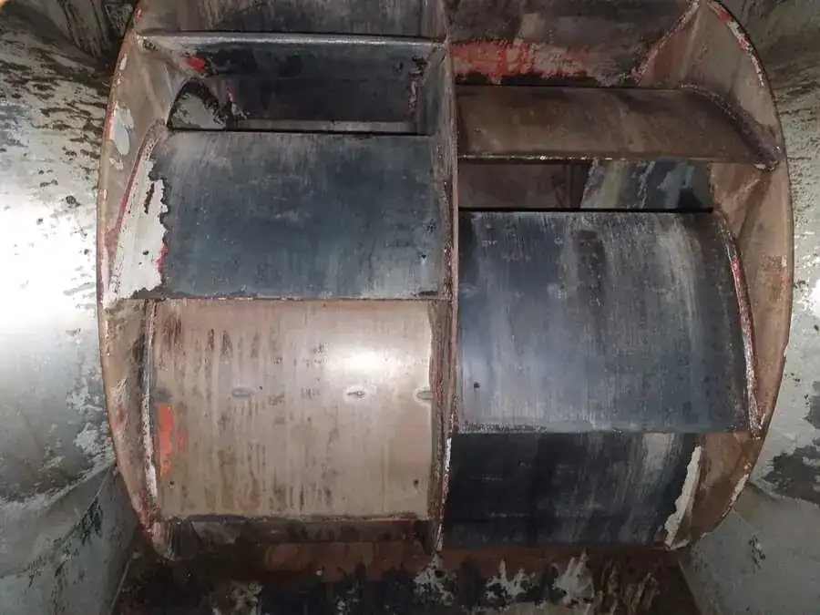 Palas metálicas de una turbina extractora durante una limpieza profesional